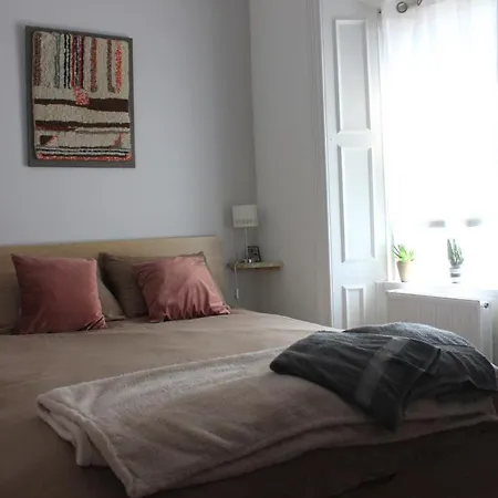 Daire Johnston House: Historic Village Retreat *