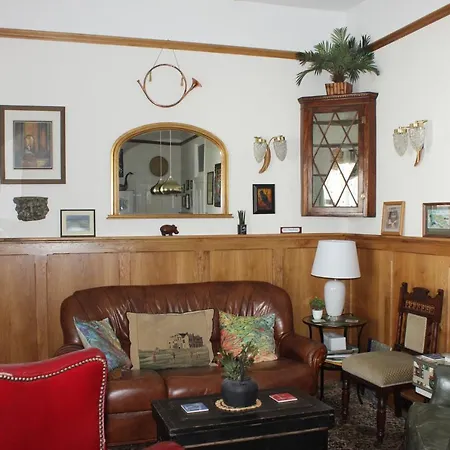 Johnston House: Historic Village Retreat