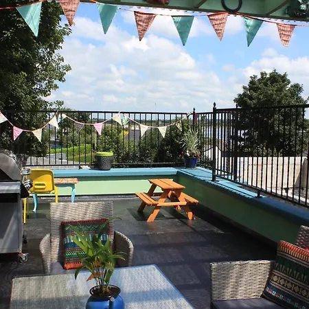 Johnston House: Historic Village Retreat *