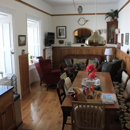 Johnston House: Historic Village Retreat Daire Kinvara