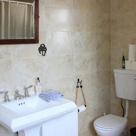 Johnston House: Historic Village Retreat *