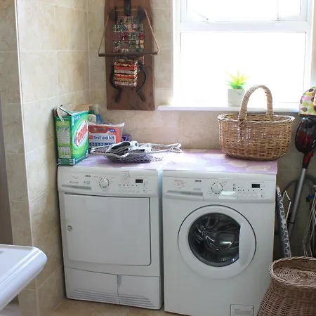 Johnston House: Historic Village Retreat Apartament